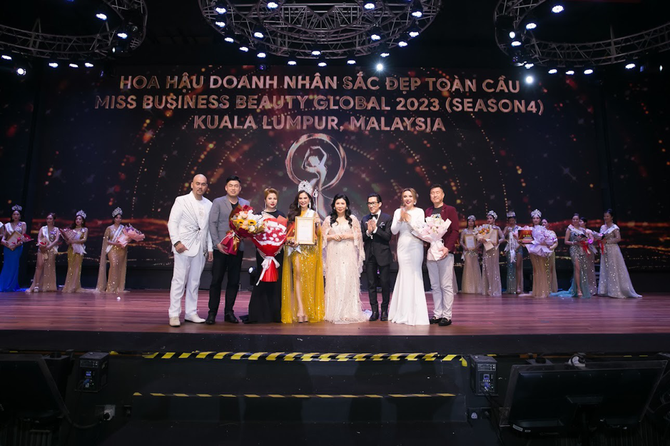 Hoa hậu doanh nhân Sắc đẹp toàn Cầu Bạc Kim Oanh, cô gái dân tộc Thái đã tỏa sáng trong đêm chung kết.